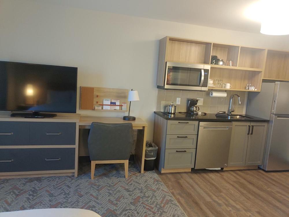 Studio Suite with Hearing Accessible Tub interior